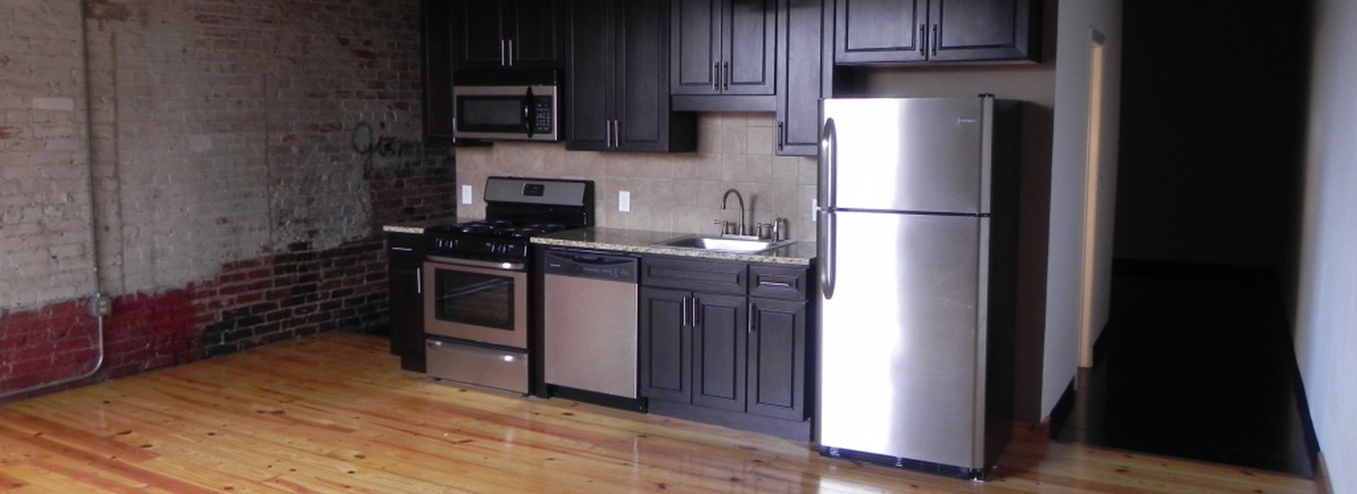 spacious kitchen with all accessories ready